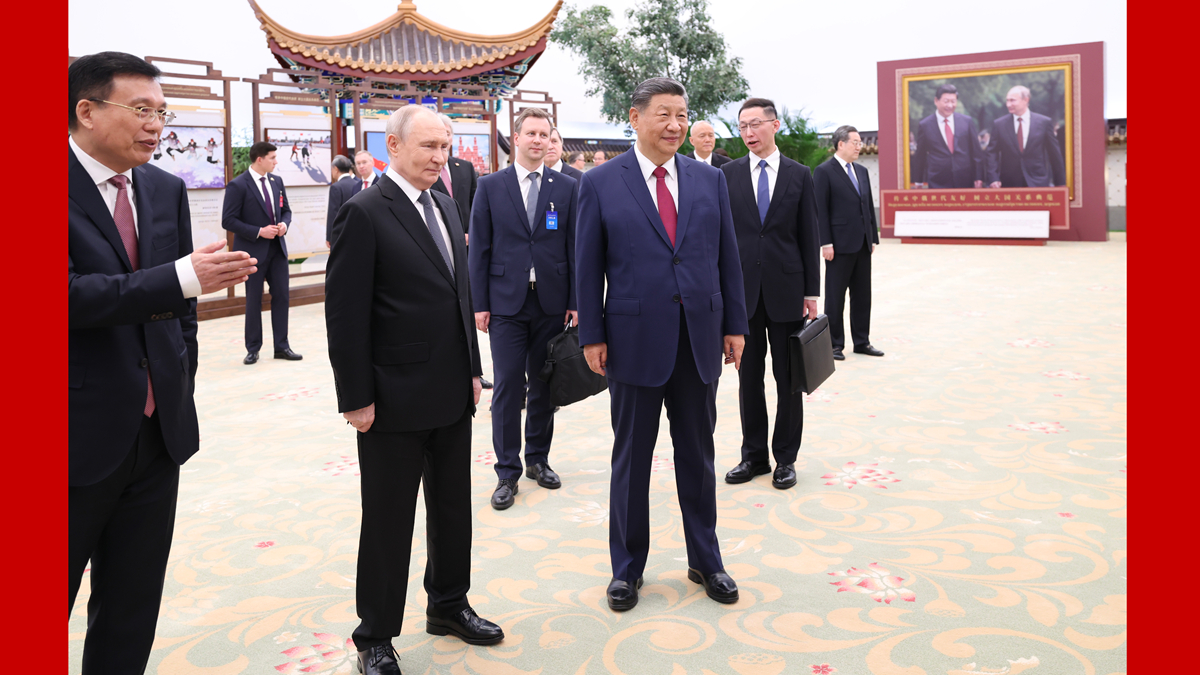 習近平同俄羅斯總統普京共同參觀“傳承中俄世代友好 樹立大國關系典范”圖片展